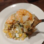 食堂 シノダB作 - エビチャーハンの実食。
      スパイスが適度だけど、味の輪郭はくっきり。