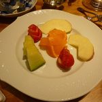 グラムール - サービスでフルーツの盛り合わせをプレゼントしていただきました。ちなみにこちらもマイセンのお皿です。