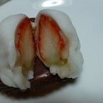 駒屋観月堂 - 2014.01　イチゴ大福、半分に切ってみました