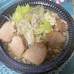 ラーメン二郎 - チャーシューは煮すぎて少しホロホロ過ぎたがこのギリギリのラインとみずみずしさが美味さの秘訣