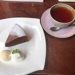 カフェ 花咲み - クラシックショコラと紅茶のセット(セイロン、ロンネフェルト社)