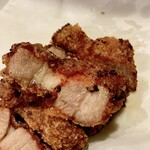 台湾小吃六福 - 紅麹肉のアップ。衣と肉の間にあるのが紅麹