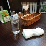 ARIANA Restaurant - ・布オシボリ、氷無し水