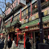 萬珍樓 本店 - たくさんの人で賑わっている中華街のメイン通りにあります。