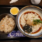 詫間 - 令和6年3月 ランチタイム(11:30〜15:00)
ぶっかけうどん冷 税込650円
お昼のかやくご飯セット 税込200円