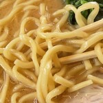 Yokohama Iekei Ramen Miyamoto Shouten - 麺アップ