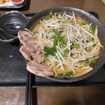 三勝 - ニラもやしラーメン¥825 チャーシュー50g¥220（本来は5枚、写真は3枚のみ）