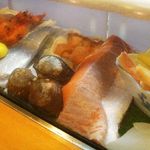 Douraku Sushi - 新鮮なお魚がカウンターに並んでます！