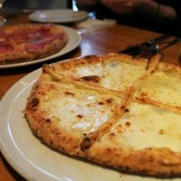 イゾラ ブル - クワトロフロマッジと生ハムの乗ったマルゲリータ