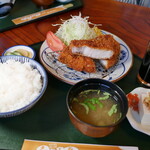 志多美屋本店 - ロースカツ定食