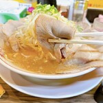 Dantotsu Ramen - チャーシューは、薄めですがまとまってる◎
                        ※ワイルド感はかなりあります♡