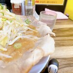 ダントツラーメン - 分厚すぎないので
野菜(もやし)に巻いて◎