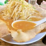 ダントツラーメン - コクはそれほどな感じでして
            ニンニクがあれば、ギュッとしまるかも