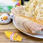 ダントツラーメン - フチから出る垂れ下がりは
豚系のポイントとして