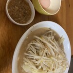 Momijiya - ミニラーメン、別皿アブラ、トッピング生卵