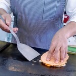 味一番 荒木商店 - 鉄板で焼いた目玉焼きに揚げ玉を載せ、たこせんべいでサンドします。