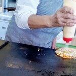 味一番 荒木商店 - マヨ、ソース、アオノリを載せ完成！