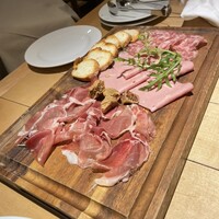Osteria UVA RARA 横浜 - サラミと生ハムの盛り合わせ