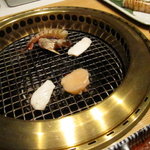 札幌焼肉 和牛いしざき - ホタテ・イカ・エビを焼いています。