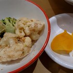 トージツフーズ - 小鉢(ブロッコリー＆カリフラワーの胡麻和え)、漬物