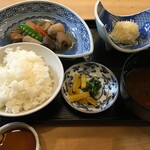 河太郎 - ご飯、味噌汁、小鉢、漬物、イカしゅうまい（イカの活造り定食）