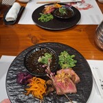 かに料理 蟹翔 - お通し(米沢牛のたたき、野沢菜の辛子和え、沖縄産もずく、キャロットラペ、紫キャベツのザワークラウト)