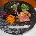 かに料理 蟹翔 - お通し(米沢牛のたたき、野沢菜の辛子和え、沖縄産もずく、キャロットラペ、紫キャベツのザワークラウト)