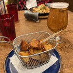 BOCARROZ - ブルックリンディフェンダーIPA(¥700)、もっとポテトフライ(¥350) - フルーティーさを感じつつも、しっかり苦さもあるキリンのクラフトビールです。いや〜美味しかった〜