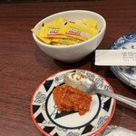 焼肉食道 大勝 - 辛いのもいるやろ〜と　大量ニンニクと共に出してくれました。