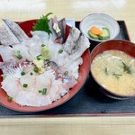 さがみ湾 - おまかせ日替わり地魚海鮮丼