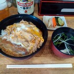 Soba Dokoro Eiraku An - カツ丼、吸物と漬物付き。