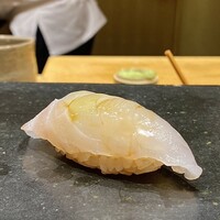 鮨処 やまと - 白甘鯛 愛媛より
                    そろそろ白甘鯛も旬の終盤でしょうか。
                    とは言え白身魚の中では群を抜く旨みの強さはさすがに旨い！
                    脂のりはスッキリとした軽い上品さを感じます。