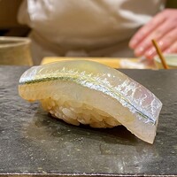 鮨処 やまと - 細魚 三陸産
                      輝く身の肉厚な事！
                      サクッとした歯触りがなんて心地良いのでしょう。
                      生姜と浅葱をシャリと種の間に忍ばせた握り、これも凄く美味しいです♪
                      シャリが少しコロンとした握りです。