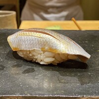 鮨処 やまと - コハダ 天草より
                    すぎたさんから継承されたコハダ、フォルムが美しくシュッとした握り、シャリの口でのバラケ良く美味しいです！
                    コハダの酢の感じはしっかりとしながらもほんのりとした甘み、しみじみとします♪