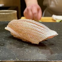 鮨処 やまと - 春子鯛 昆布締め 茨城より
                    身の柔らかさはピカイチ！
                    軽く昆布締めした身は軽く脱水され旨みがあります。
                    まさに美味なのです♪