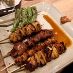 Toriyaki Kushihide - 手前から、ネギ間、皮、レバー、シロ、シシトウ