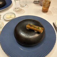 ポンドールイノ - ❶ シガーに見立てた平目のタルタル、スダチと山葵の香り、根セロリのピューレ。