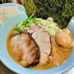 とんこつラーメン 藤参 - バランス型の豚骨醤油スープ
