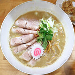 ANTI NOODLE - 盛りは叉焼、ナルト、メンマ、三つ葉で、ねぎは長ねぎだと思います。