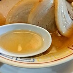 中華そば ちくりん - 魚介煮干しから取ったアニマルオフスープ、豚バラチャーシューがあるので通常の「中華そば」とは違い、鶏油は控えめで脂分のバランスを取っている。