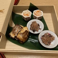 紡生 - 魚の皮を剥がして焼いてあって、お皿も口元も汚れず、女性にとっては嬉しい一手間。