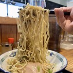 中華蕎麦 春馬 - ガイロガイロして中太ちぢれ麺をリフトUP⤴️