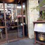 マザーズ 立川南口店 - マザーズ入口は右側。左側は系列のピザ屋さん。