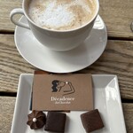 カフェ ラ・ボエム - 大きなラテとチョコレート