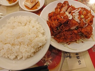 Shourakusaikan - 油淋鶏定食。搾菜や冷奴、中華スープにデザートの杏仁豆腐などまで付いて税込み935円也。