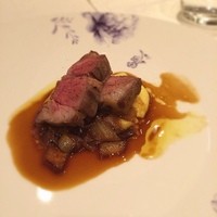 RISTORANTE YAGI - ランチ懇親会メインのマンガリッツァ豚ロースト
                玉ねぎとソースも、ポレンタだと思われるものもおいしかった！