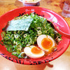 ラー麺ずんどう屋 - 味玉HOTらーめん(背油まみれのちぢれ麺)＋ねぎトッピング