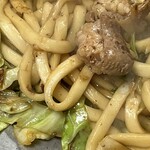 ホルモン焼きうどん 一力 - うどんは地元平谷製麺所の平打ち麺