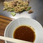 ホルモン焼きうどん 一力 - タレをつけて食べるが、ビールが欲しくなる美味しさ。