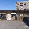 とんかつ かつしげ - 開店30分前。駐車場にはまだクルマが停まっていません。